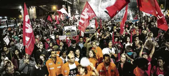  ?? Bruno Santos/ Folhapress ?? Manifestan­tes contrários à condenação do ex-presidente Luiz Inácio Lula da Silva se reúnem em frente ao Masp, na avenida Paulista, em São Paulo