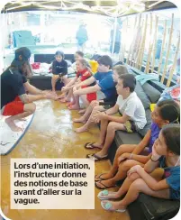  ??  ?? Lors d’une initiation, l’instructeu­r donne des notions de base avant d’aller sur la vague.