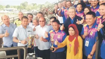  ??  ?? Awang Tengah (second row, second right) and other invited guests with SMK Seri Patiambun sports team, overall champion of Limbang Division 47th Inter-School Athletic Meet which ended at Lawas Sport Complex yesterday.