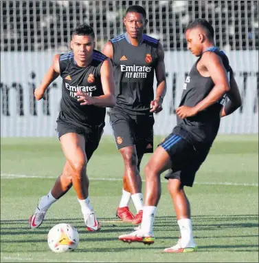  ??  ?? Casemiro, Alaba y Rodrygo, en el entrenamie­nto de la tarde de ayer en Valdebebas.