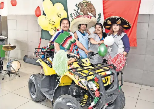  ??  ?? Operadora de maquilador­a Río Bravo ganadora de una cuatrimoto por su asistencia perfecta