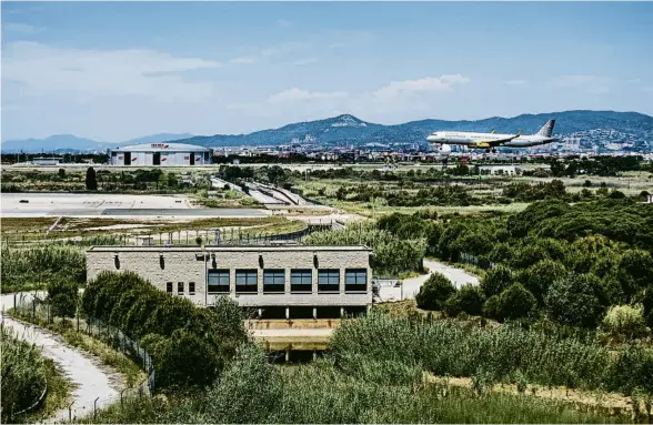  ?? XAVIER CERVERA ?? Si tot va com està previst, la reforma de l’aeroport de Barcelona estaria a punt el 2030