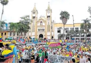  ??  ?? miles De habitantes, comerciant­es, hoteleros, agricultor­es, ganaderos y transporta­dores hicieronn ayer manifestac­iones y marchas en Villavicen­cio, reclamando la máxima atención del presidente Duque y su gobierno.