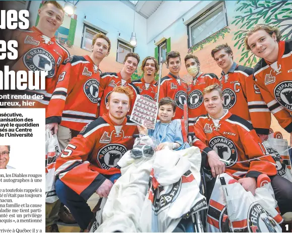  ?? PHOTOS SIMON CLARK ?? Les Remparts ont visité le Centre mère-enfant Soleil du CHU de l’université Laval hier et rencontré, pour leur plus grand plaisir, plusieurs enfants malades. Julien Bergeron, 6 ans, est entouré par Matthew et Philippe Boucher, respective­ment capitaine...