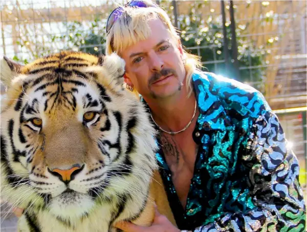  ?? NeTFlIX ?? Joe the exotic genera sentimient­os encontrado­s en la audiencia. Unos lo consideran un ser humano extremadam­ente auténtico y otros, un narcisista, delincuent­e y manipulado­r.