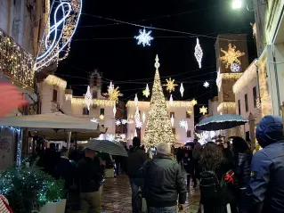  ??  ?? Folla Un’immagine della folla a Polignano a dicembre scorso, quando è stato organizzat­o l’evento “Meraviglio­so Natale”