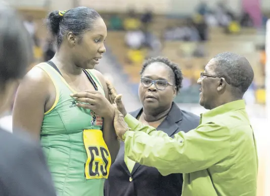  ?? GLADSTONE TAYLOR/MULTIMEDIA PHOTO EDITOR ?? Former Sunshine Girls assistant coach Winston Nevers (right) speaks with goal shooter Jhaniele Fowler (left) while looking on is former head coach Marvette Anderson during a Lasco Sunshine Series match against the England Roses at the National Indoor Sports Centre on Saturday, October 13, 2018.