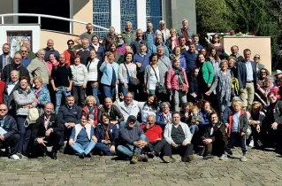  ??  ?? Festa Foto di gruppo e balli con i bambini di Nova Bassano, fondata dagli emigrati delle Pedemontan­a veneta e dove si parla ancora dialetto