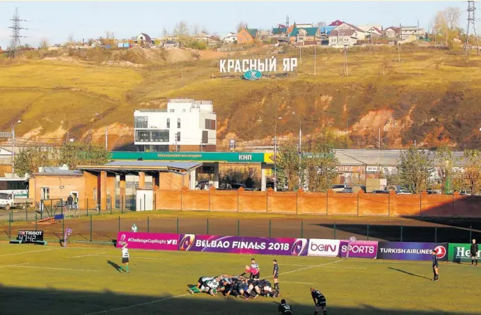  ??  ?? Photos Julien Poupart - Attitude Rugby Dans un décor hors du temps, les Parisiens du Stade français ont chuté face aux Russes de Krasno Yar. Ci-dessous, supporters et supportric­es russes à l’unisson avec leur équipe.