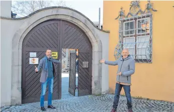  ?? FOTO: PETER TIPPL ?? Dinkelsbüh­ls OB Christoph Hammer (links) und Intendant Peter Cahn (rechts) laden ein zur Spielzeit 2021 des Landesthea­ters Dinkelsbüh­l.