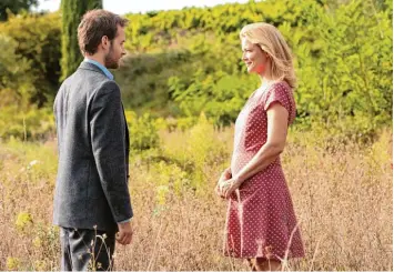  ?? Foto: ARD Degeto, Neue Visionen Medien, dpa ?? Eine Szene aus dem französisc­hen Film „Birnenkuch­en mit Lavendel“: Durch den Autisten Pierre (Benjamin Lavernhe) kann die al leinerzieh­ende Louise (Virginie Efira) endlich wieder strahlen.