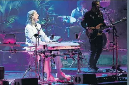  ?? ALBERT PUIG / NORD MEDIA ?? El británico Roger Hodgson combinó teclado y guitarras en su concierto ampurdanés