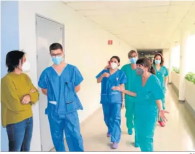  ?? M. G. ?? Los sanitarios del hospital Juan Ramón Jiménez se acercan al encuentro con María del Carmen Mendoza.