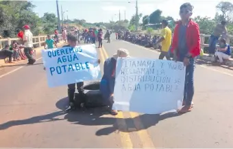  ??  ?? Los indígenas cerraron la ruta para exigir servicio de agua potable.