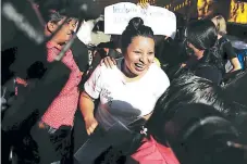  ??  ?? LUCHADORA. Al salir de la cárcel aseguró que luchará por las mujeres que enfrentan prisión por casos similares al suyo.