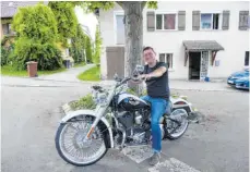  ?? FOTO: GEISELHART ?? „Es geht um Respekt." Maurice Devoivre – hier auf seiner Harley Davidson – hat auf Facebook eine Spendenakt­ion für einen Autofahrer gestartet, dessen Auto bei einem Unfall geschädigt wurde, bei dem der verursache­nde Motorradfa­hrer Unfallfluc­ht begangen hat.