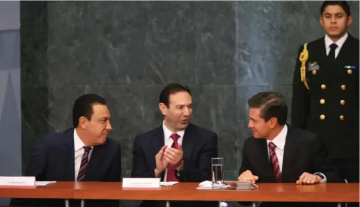  ??  ?? El gobernador Omar Fayad Meneses, el director general de Grupo Modelo Mauricio Leyva Arboleda, y el titular del Ejecutivo federal.