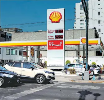  ?? ROBERTO HERNÁNDEZ ?? Gasolina premium en 25.59 pesos por litro ayer en la capital del país