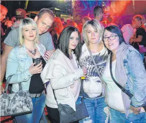  ?? FOTO: HESCHELER ?? Auf einen coolen Abend bei der Beachparty!