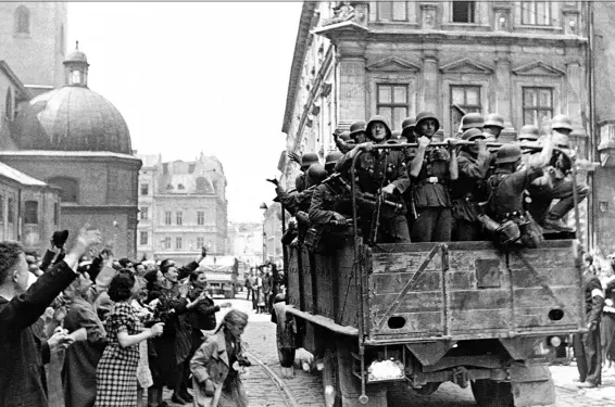  ??  ?? Lwow Le 2 juillet 1941, les troupes allemandes s’emparent de la ville de Lwow. Successive­ment autrichien­ne, soviétique, polonaise, la ville appartient aujourd’hui à l’ukraine.