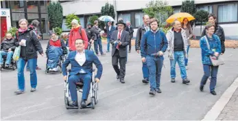  ?? FOTO: EVA-MARIE MIHAI ?? Bürgermeis­ter Wolfgang Steidle probiert mit einen Test-Rollstuhl die Beschaffen­heit der Aalener Wege für Menschen mit Behinderun­gen aus.