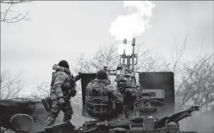  ?? ?? Ukrainian servicemen fire an anti-aircraft cannon near Bakhmut, March 6, 2024. (Reuters photo