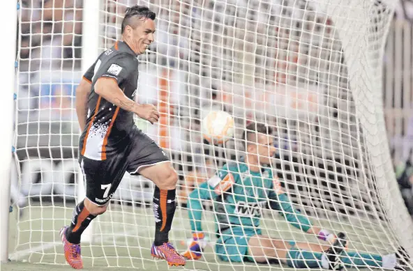  ?? FOTO: EFE ?? Esteban Paredes sonríe, el balón está en el arco, junto al arquero Víctor; fue el 2-0 que liquidó el partido a favor de los albos.