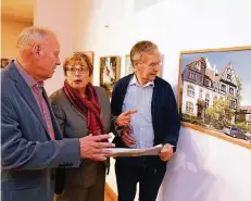  ?? FOTO: UWE MISERIUS ?? Reinhold Braun, Ellen Lorentz und Günter Junkers erinnern sich gemeinsam an das Leben in der Beamtenkol­onie.