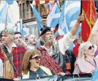  ?? Ansa/LaPresse ?? Alternativ­a Nicola Sturgeon e una manifestaz­ione degli indipenden­tisti scozze