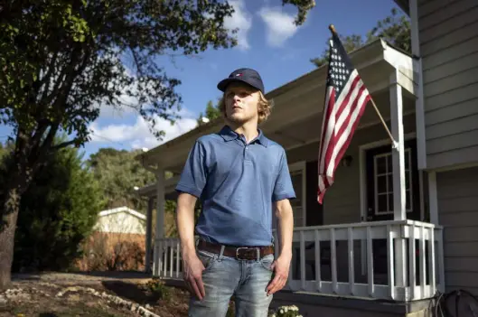  ?? Nicole Craine, © The New York Times Co. ?? Jeffrey Jones outside the house that he rents in Loganville, Ga., a suburb of Atlanta, on Wednesday. Jones says houses in Loganville are renting for hundreds of dollars more than before the pandemic began.