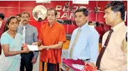  ??  ?? People’s Bank Chairman Hemasiri Fernando awards Swashakthi loan to an entreprene­ur in the presence of People’s Bank Nuwara Eliya Regional Manager Prasad Ariyawansa