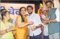  ?? —BL SONI ?? Shiv Sena leader Aaditya Thackeray is flanked by mother Rashmi Thackeray and others at the Vijay Sankalp Melava in Worli on Monday.