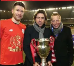  ?? FOTO ISO ?? Sébastien Pocognoli poseert met de Beker van België naast Ricardo Sa Pinto en voorzitter Bruno Venanzi.