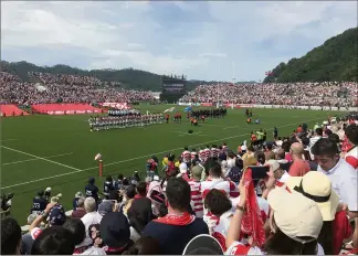  ??  ?? Dans un match préparatoi­re à la coupe du monde, le Japon du capitaine Yuta Nakano (ci-contre) avait battu les Fidji (-) sur l’emblématiq­ue Memorial Stadium de Kamaishi, le  juillet dernier. (Photos P. M.)