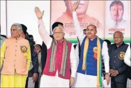  ?? MANOJ DHAKA/HT ?? ■ Haryana chief minister Manohar Lal Khattar with other BJP leaders during the ‘Jan Vishwas Rally’ in Rohtak on Sunday.