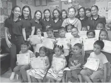  ?? CONTRIBUTE­D PHOTO ?? Senior Bachelor of Elementary Education (BEED) students of the Cebu Technologi­cal University­Main Campus pose for a photo opportunit­y with learners from Day Care Center of Cogon Pardo, Cebu City after their community extension service.