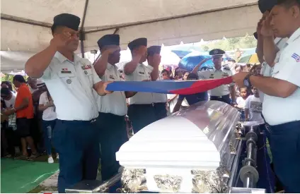  ?? SUNSTAR FOTO / JUSTIN K. VESTIL ?? QUESTIONS WON’T REST. Four persons remain at large after being linked to the murder of Air Force Sgt. Mark Herbert Oberes, who was buried in Minglanill­a on Sunday morning