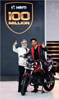  ??  ?? Dr Pawan Munjal, chairman & CEO, Hero MotoCorp, and Bollywood actor Shah Rukh Khan with the Hero Xtreme 160R