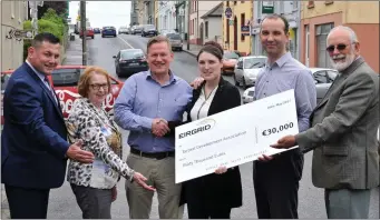  ??  ?? David Martin and Sean Kenny of EirGrid presenting a cheque for €30,000 to Suzanne Harrison, Treasurer of Tarbert Developmen­t Associatio­n Suzanne Harrison. Included in photo are Sean Kenny, EirGrid, Joan Murphy, TDA, John Fox, TDA and Andy Smith, Kerry...