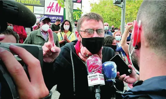  ?? RUBÉN MONDELO ?? El cofundador de Podemos, Juan Carlos Monedero, el pasado domingo, en una de las protestas en los barrios del sur de Madrid por las medidas restrictiv­as en la Comunidad