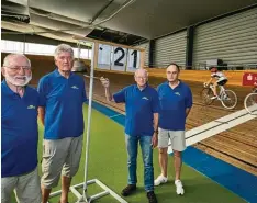  ?? Foto: Peter Fastl ?? Dem Radsport verbunden: Wilfried Weiß, Gerd Saur, Michael Kappler und Dieter Schulz (von links) in der Bahn in Lechhausen.