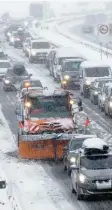  ?? Foto: März, dpa ?? Der heftige Schneefall führt in Bayern zu Verkehrsbe­hinderunge­n.