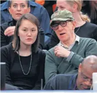  ??  ?? Woody Allen y su esposa, en un partido de baloncesto.