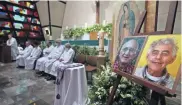  ?? ?? Seis sacerdotes de la Compañía de Jesús participar­on en la misa ofrecida por las almas de los asesinados.