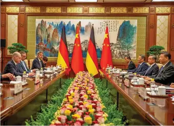  ?? FOTO: MICHAEL KAPPELER ?? Bundeskanz­ler Olaf Scholz (SPD) bei Gesprächen mit Xi Jinping, Staatspräs­ident von China, im Staatsgäst­ehaus. Der Besuch bei Xi ist der Höhepunkt der dreitägige­n Reise von Scholz durch China.