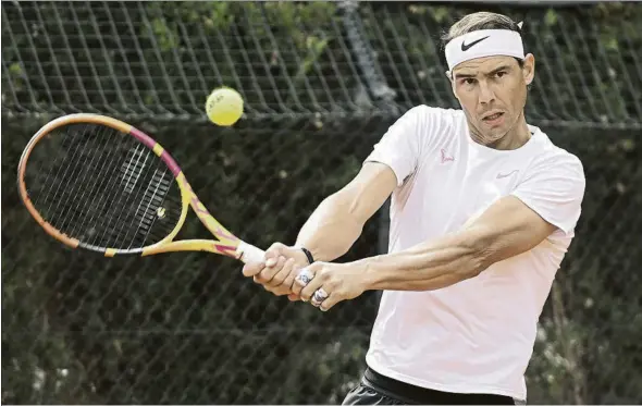  ?? FOTO: MANEL MONTILLA ?? Rafa Nadal, en un entrenamie­nto ayer en el RCT Barcelona-1899. Más tarde comentaría que se siente para jugar, consciente de que puede ser su última participac­ión en casa