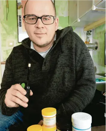  ?? Foto: Silvio Wyszengrad ?? Cannabis zu rauchen ist für Oliver Deml eine Form der Therapie. Aus medizinisc­hen Gründen kann der 36 Jährige legal Canna bisblüten bzw. extrakte kaufen.