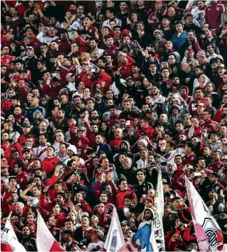  ??  ?? Torcidas do River Plate (à esq.) e do Boca Juniors no Monumental e em La Bombonera antes das partidas de ida das semifinais da Copa Libertador­es