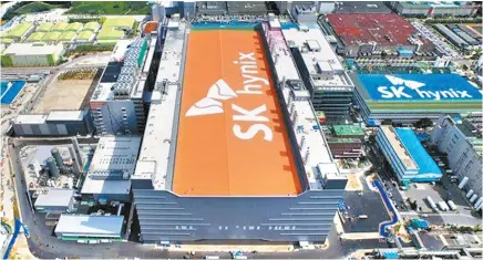  ?? Courtesy of SK hynix ?? SK hynix’ chip plant in Icheon, Gyeonggi Province
