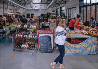  ??  ?? Les Halles de Décines se sont révélées être un véritable lieu de vie populaire.